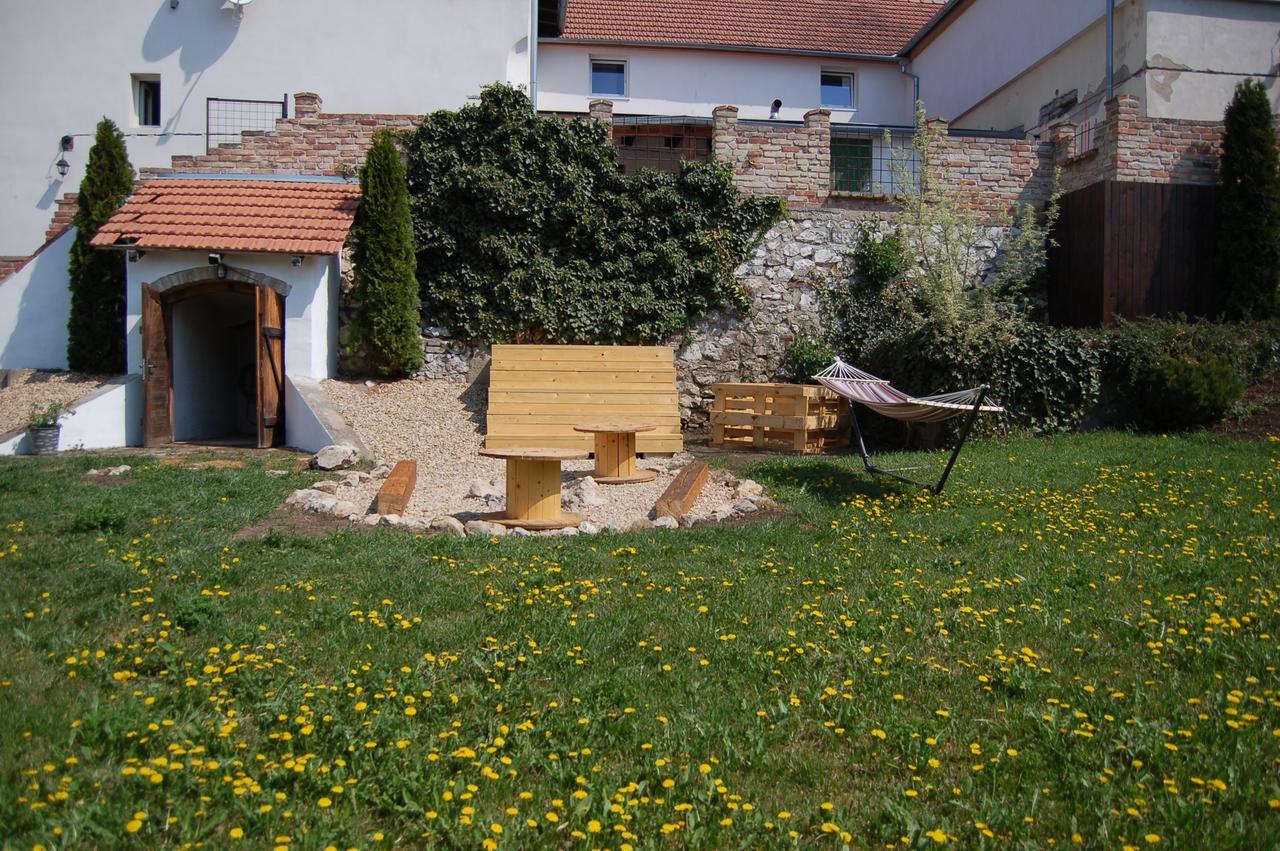 Guesthouse Slavia - apartmány s vinným sklípkem Mikulov Exterior foto
