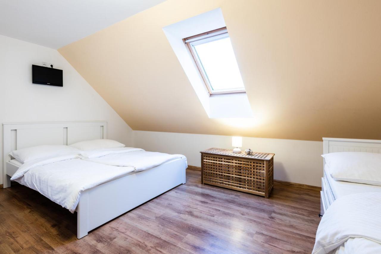 Guesthouse Slavia - apartmány s vinným sklípkem Mikulov Exterior foto
