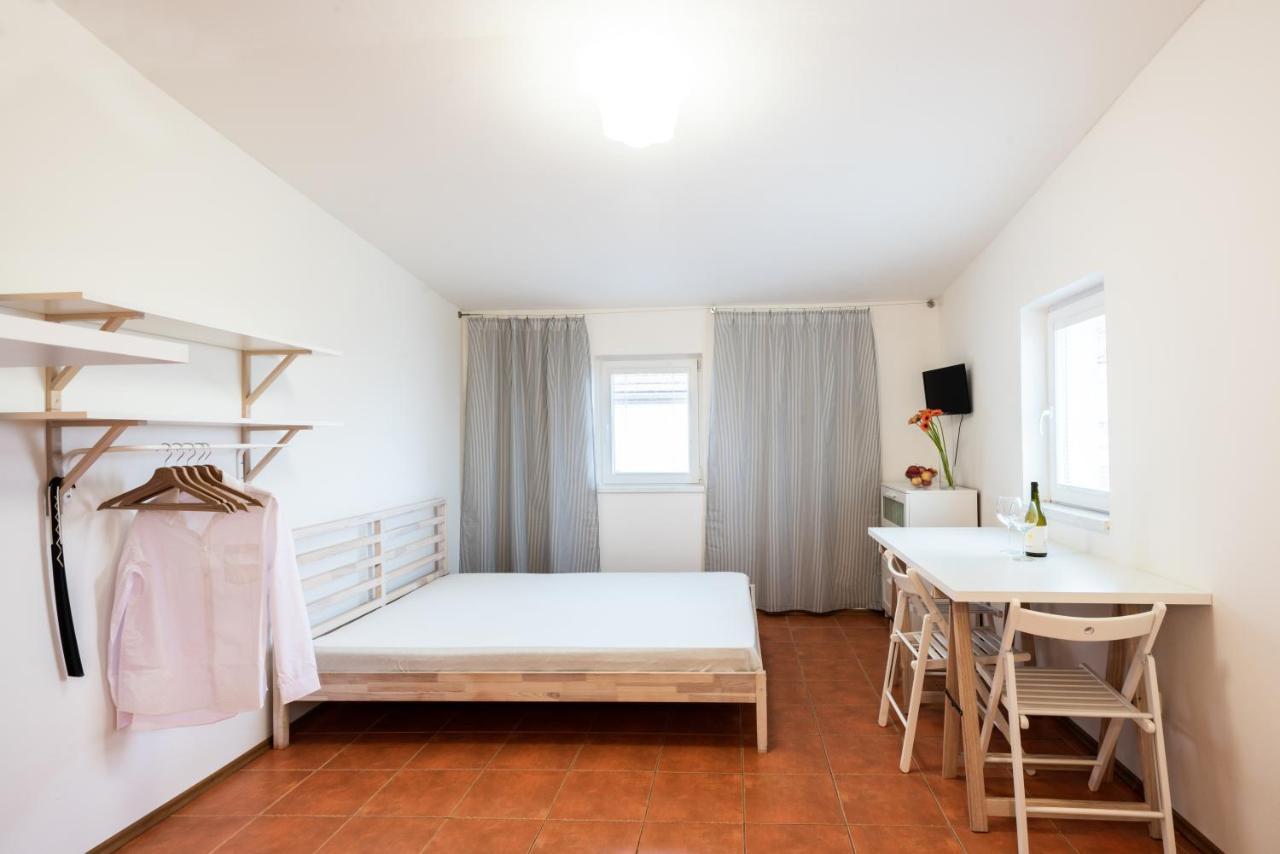 Guesthouse Slavia - apartmány s vinným sklípkem Mikulov Exterior foto