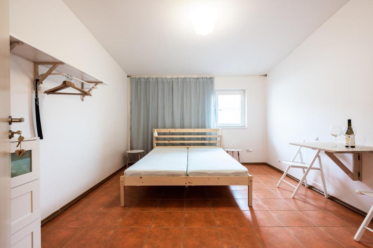 Guesthouse Slavia - apartmány s vinným sklípkem Mikulov Exterior foto