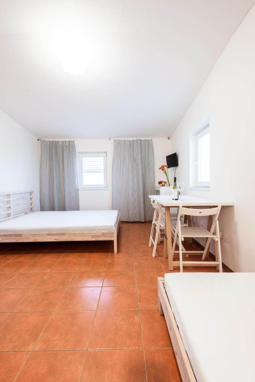 Guesthouse Slavia - apartmány s vinným sklípkem Mikulov Exterior foto